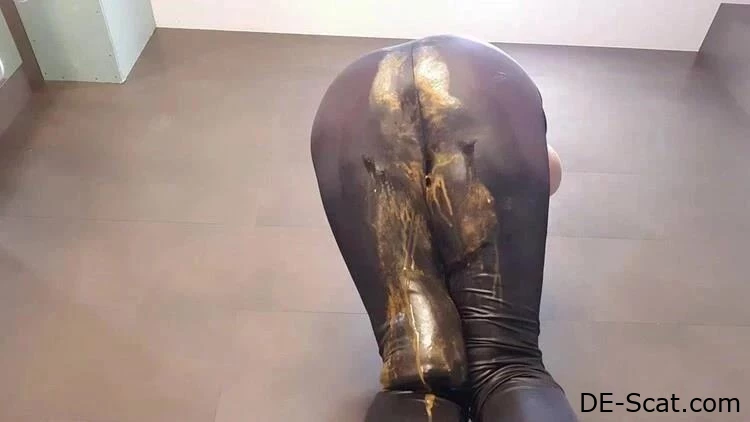 Lederleggings Durchfall - thefartbabes - Toilettensklave, Kacke schießen, Arsch klaffen