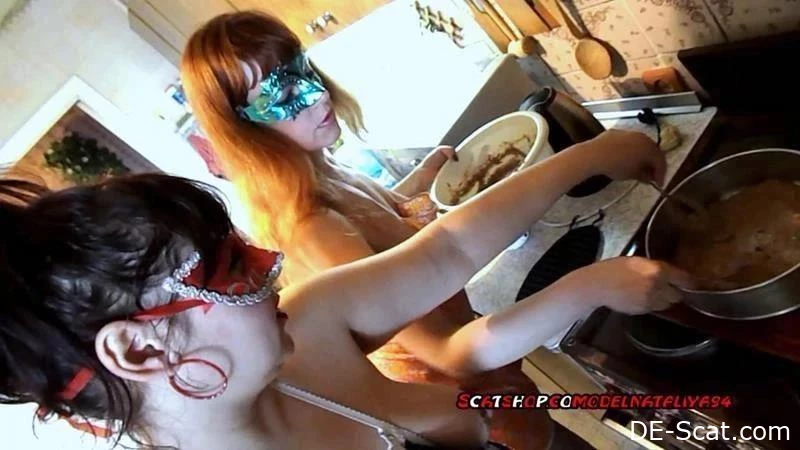 Süßer Kuchen aus Scheiße Yana und Olga - Angelica - Flucht auf die Toilette, konzentrierter Durchfall, Femdom-Erbrechen