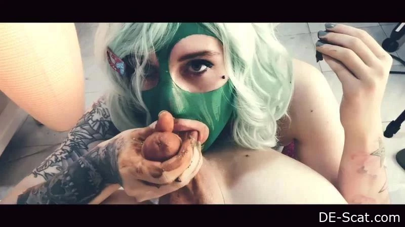 Scat essen und Scheiße lutschen von Top-Babe Betty - Die grüne Maske - Superdetailliertes Kacken, schüttelnde Scheiße, Bondage-Scat