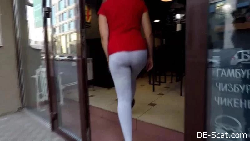 Dringender Pantypoop in einem öffentlichen Laden – Leggings-Kacken in einem öffentlichen Café – Böses Mädchen kackt im Laden! - Sie Liebt es, meine Scheiße zu essen