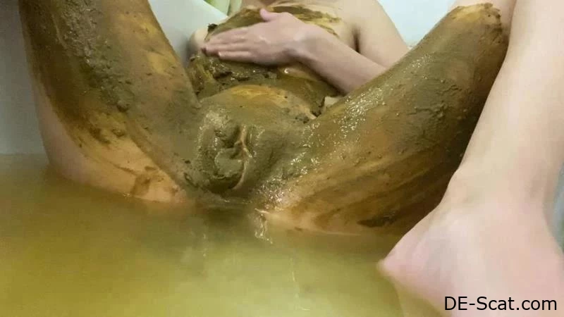 Ich kacke in der Badewanne und schmiere mich während der Menstruation ein - p00girl - Scat-Titten, Gruppensex-Scat, Femdom-Scat