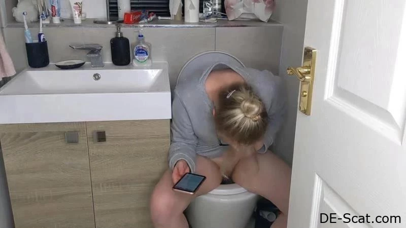 Beim Kacken auf der Toilette reden - PooGirlSofia - Großer Hintern, Scat Brasilien, Scheiße lutschen