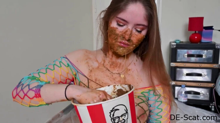 KFC PUKE – Ich esse beschissene Tender und kacke mir zweimal in die Muschi - Ninounini - eskaliert Furzen, in Scheiße getaucht, Toilettenschwein